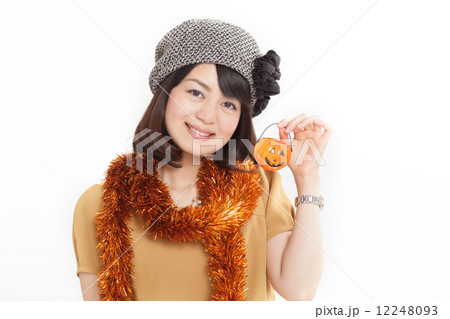 ハロウィンのおもちゃを持って楽しそうに笑うアラサーの女性 ハロウィンのおもちゃを持って楽しそうに笑うアラサーの女性 12248093