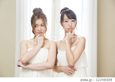 ビューティーイメージ 若い女性2人 ビューティーイメージ 若い女性2人 12248309