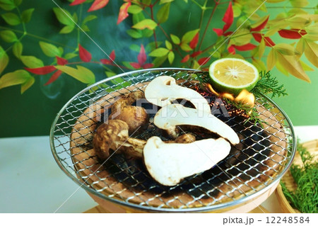 秋の味覚・七輪で焼く松茸・横位置 秋の味覚・七輪で焼く松茸・横位置 12248584