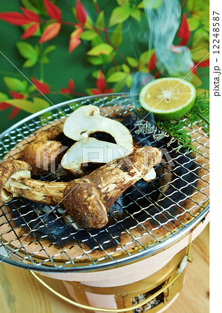 秋の味覚・七輪で焼く松茸・縦位置アップ 12248587