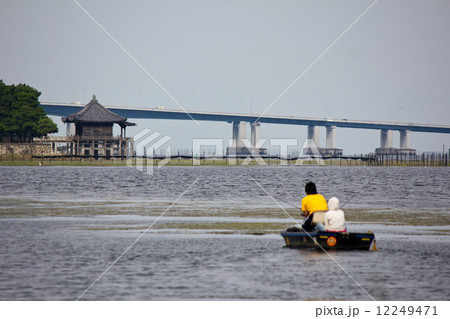 浮御堂と琵琶湖大橋 12249471