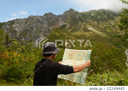 地図を見る登山者 地図を見る登山者 12249485