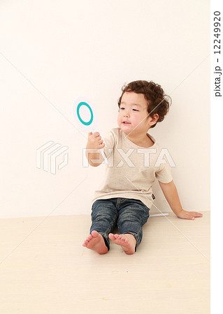 クイズに答える3歳児 クイズに答える3歳児 12249920
