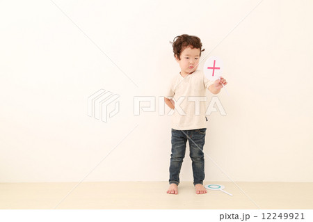 クイズに答える3歳児 クイズに答える3歳児 12249921