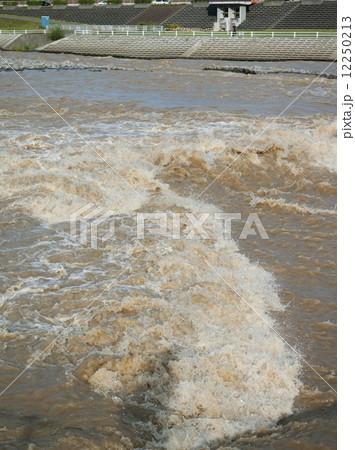増水する川 12250213