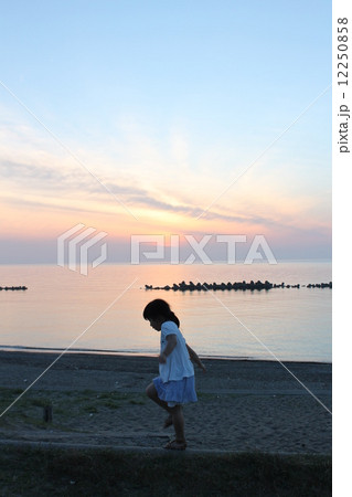 夕焼け 夕焼け 12250858