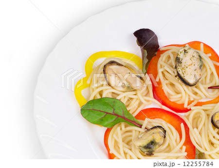 italian pasta with seafood 12255784
