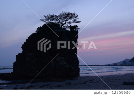 出雲　稲佐の浜　夕暮れ 12259630