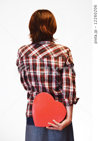 ハートを持った女性 12260206