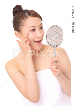 手鏡を見て喜ぶ女性 12260349