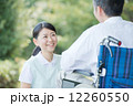 介護士とシニア 12260550