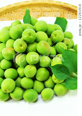 初夏のイメージ・竹笊に洗い梅と梅の葉・縦位置 12261910