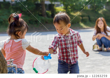 公園で遊ぶ幼児 公園で遊ぶ幼児 12263259