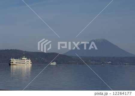 洞爺湖と観光船 12264177