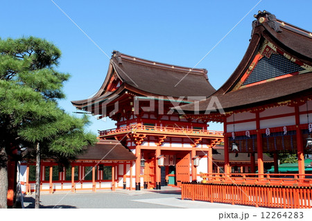 京都　伏見稲荷大社　楼門と外拝殿 12264283
