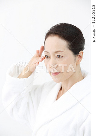 スキンケア・中年女性 スキンケア・中年女性 12265518