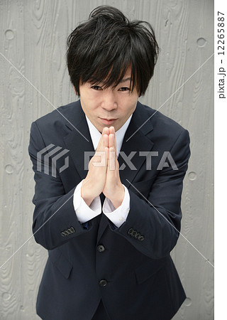 謝るビジネスマン 12265887