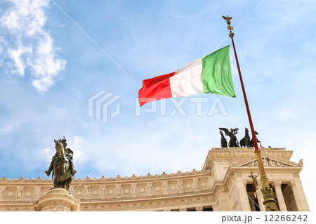 Flag at the monument to Victor Emmanuel II. Piazza Venezia, Rom Flag at the monument to Victor Emmanuel II. Piazza Venezia, Rom 12266242
