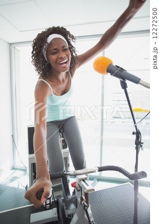 Spinning instructor motivating her class 12272500