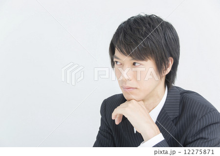 真剣な眼差しをするビジネスマン 頬杖 真剣な眼差しをするビジネスマン 頬杖 12275871