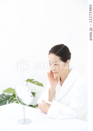 スキンケア・中年女性 12275960