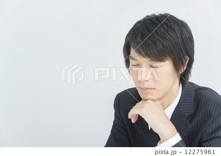 考えをまとめるビジネスマン 12275961