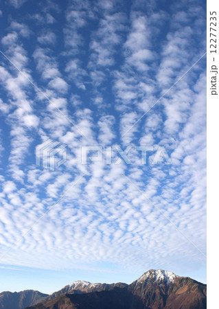 ひつじ雲と北岳 12277235
