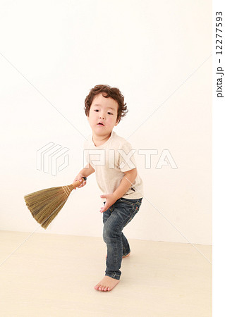掃除をする子供 12277593