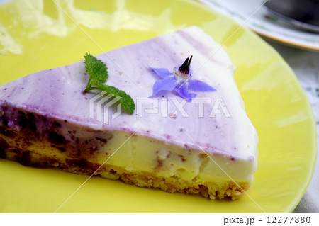 ハーブの花と葉を飾った手作りチーズケーキの写真素材