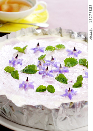 ハーブの花と葉を飾った手作りチーズケーキの写真素材