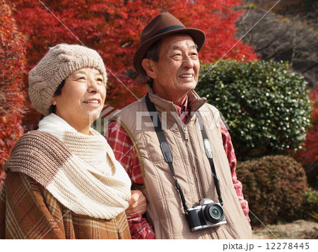 紅葉を楽しむ仲良しシニア夫婦 紅葉を楽しむ仲良しシニア夫婦 12278445