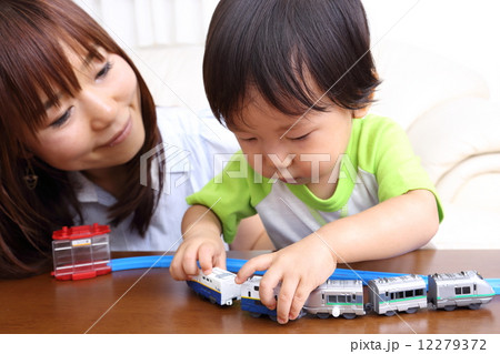 電車のおもちゃで遊ぶ男の子とママ 12279372