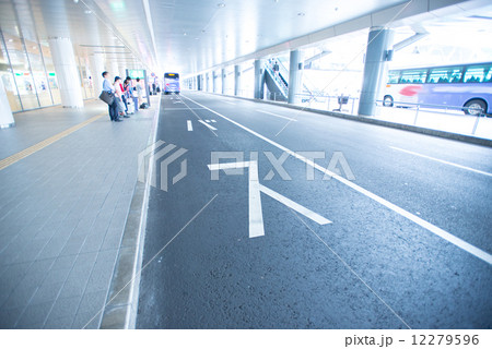 空港のバス停留所 12279596