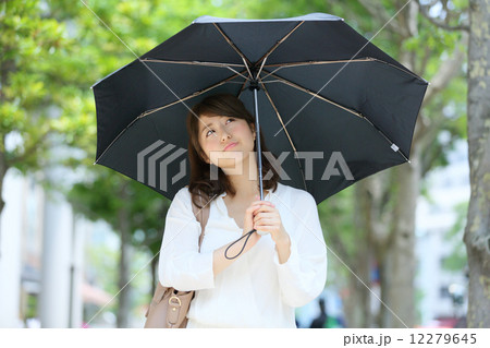 日傘・若い女性 12279645