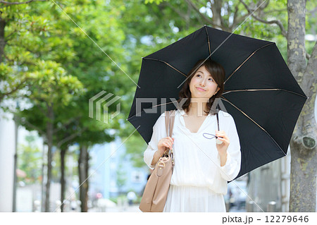 日傘・若い女性 12279646