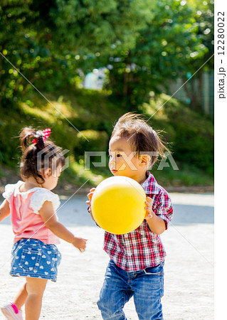 ボール遊びする幼児の写真素材
