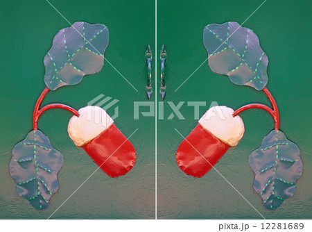 Green metal gate with forged pattern in the form of acorns Green metal gate with forged pattern in the form of acorns 12281689