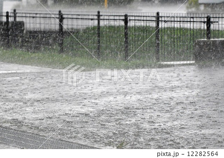 水飛沫を激しく飛び散らせて降る集中豪雨 水飛沫を激しく飛び散らせて降る集中豪雨 12282564