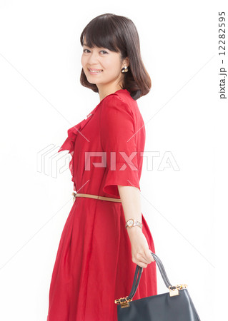 秋冬ものの衣装を着たお洒落なアラサーの女性 12282595