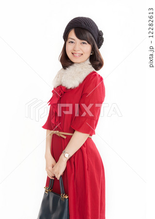 秋冬ものの衣装を着たお洒落なアラサーの女性 12282613