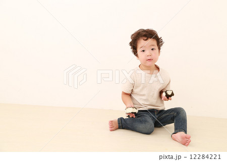 おにぎりを食べる2歳の男の子 おにぎりを食べる2歳の男の子 12284221