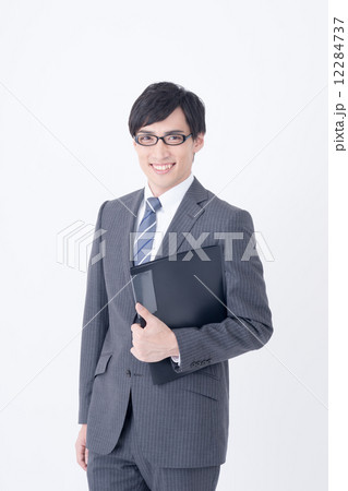 若いビジネスマン 12284737