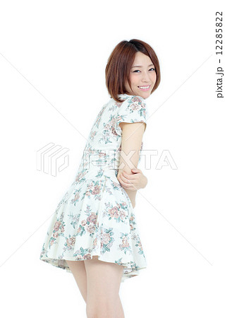 若い女性　ワンピース 12285822