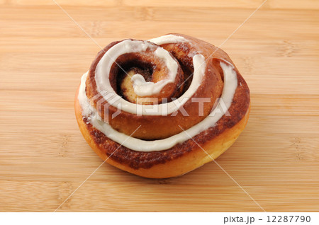 まな板にのせた シナモンロール お菓子 クローズアップ 12287790
