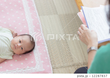 赤ちゃんの1ヶ月健診 赤ちゃんの1ヶ月健診 12287837