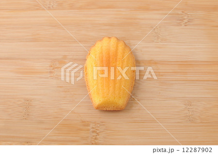 まな板にのせた マドレーヌ フランスのお菓子 クローズアップ まな板にのせた マドレーヌ フランスのお菓子 クローズアップ 12287902