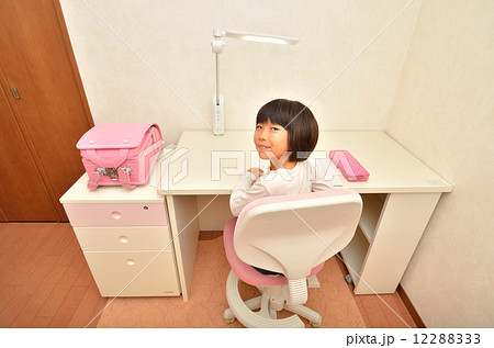 子供部屋で勉強する小学生の女の子 子供部屋で勉強する小学生の女の子 12288333