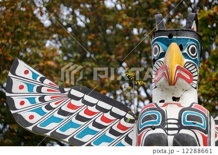 トーテムポールと紅葉ーTotempole in Fall season 12288661