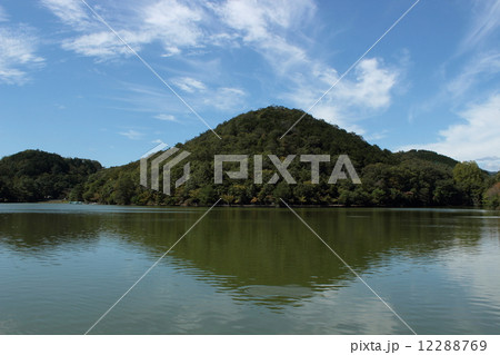 京都　宝ヶ池　山と池の風景 12288769