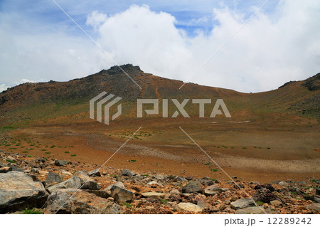 御嶽火口原(一ノ池)と剣ヶ峰 御嶽火口原(一ノ池)と剣ヶ峰 12289242